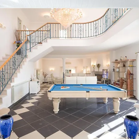 Sleeps 8 With Pool And Air Con