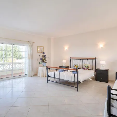 Sleeps 8 With Pool And Air Con *