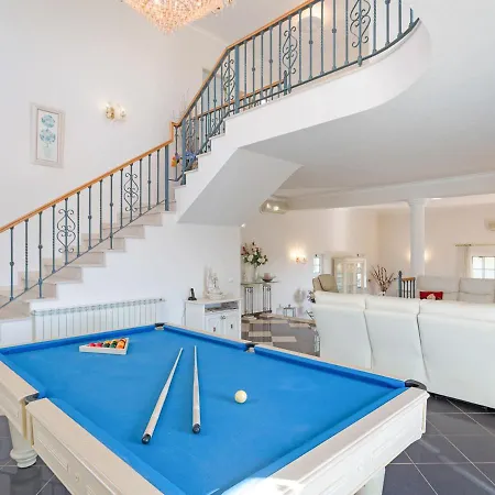 Sleeps 8 With Pool And Air Con