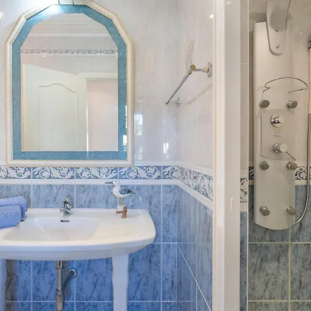 Sleeps 8 With Pool And Air Con *