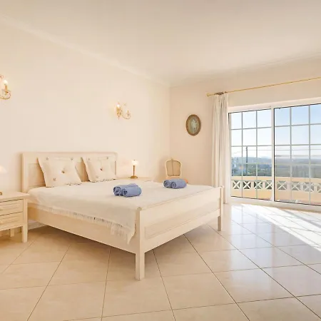 Villa Sleeps 8 With Pool And Air Con Boliqueime