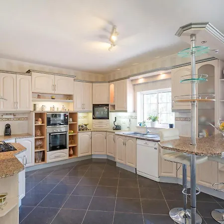 Villa Sleeps 8 With Pool And Air Con