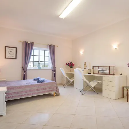 Villa Sleeps 8 With Pool And Air Con